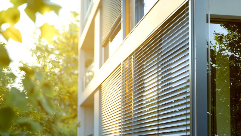 Sonnenlicht auf moderne Außenjalousien eines Gebäudes